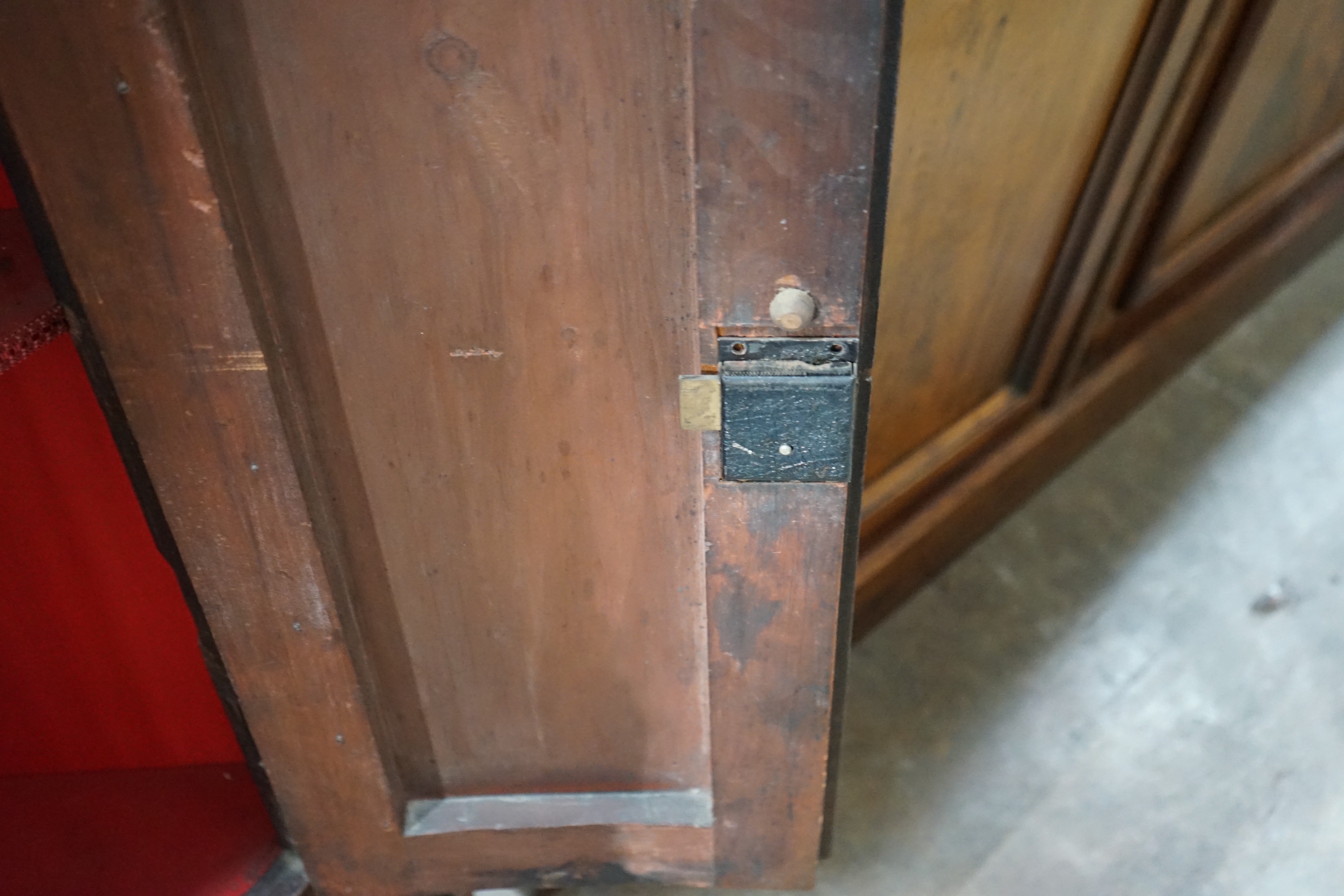 A George III banded mahogany bow front hanging corner cabinet, width 86cm, height 126cm